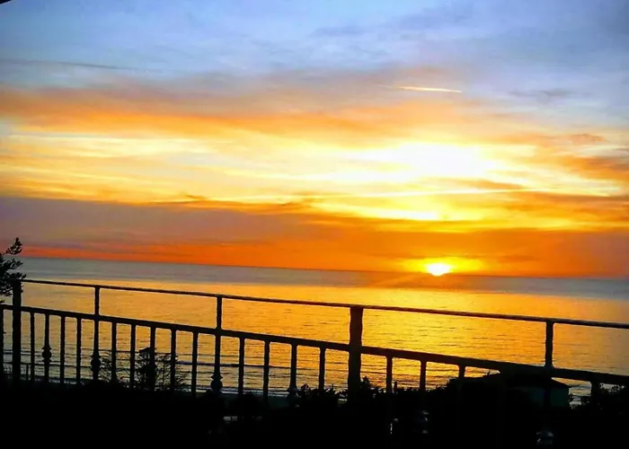 Beachside Bliss Pool Centola